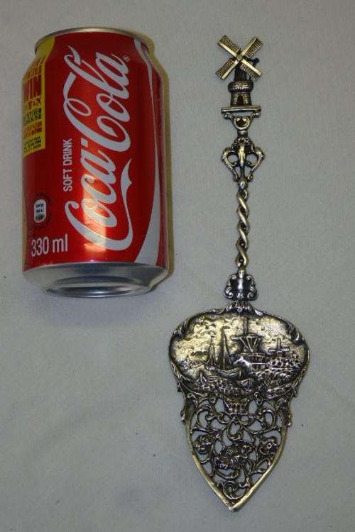 A FANTASTIC VINTAGE "HENDRIK HOOIJKAAS" OF HOLLAND "STAMPED" ORNATE SILVER PLATED CAKE LIFTER