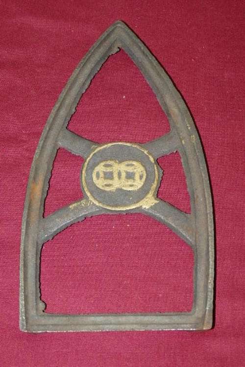 A FANTASTIC AND RARE ANTIQUE CAST METAL/IRON CLOTHES IRON RESTING STAND IN GREAT CONDITION