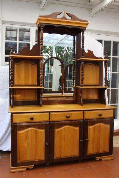 A MAGNIFICEN DETAILED SOLID YELLOW WOOD & IMBUIA SIDE SERVER DISPLAY CABINET IN PRISTINE CONDITION!!