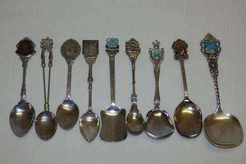 A WONDERFUL COLLECTION OF NINE ASSORTED COLLECTABLE TEASPOONS IN GOOD CONDITION bid/spoon