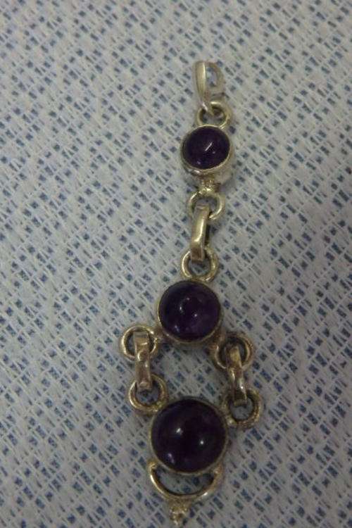 AN EXQUISITE STERLING SILVER (925) THREE STONE SMOKEY AMETHYST PENDANT