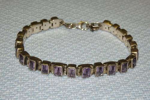A MAGNIFICENT STERLING SILVER LADIES TENNIS BRACELET WITH 23 RECTANGULAR AMETHYST STONES