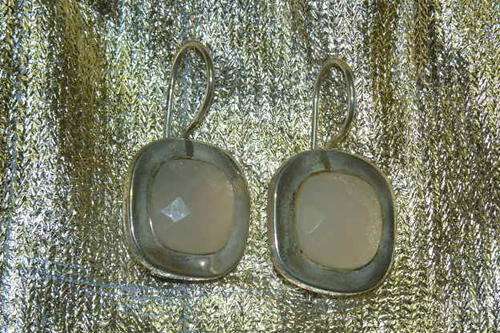 AN EXQUISITE PAIR OF WHITE ONYX AND STERLING SILVER LADIES EARRING FOR PIERCED EARS