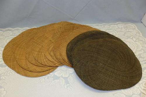 A FANTASTIC COLLECTION OF 13 OVAL GRASS PLACEMATS IN TWO DIFFERENT COLOURS bid/mat