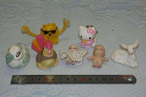 A FANTASTIC COLLECTION OF SEVEN ASSORTED ORNAMENTS INCLUDING A KEWPIE DOLL, FINGER PUPPET AND MORE