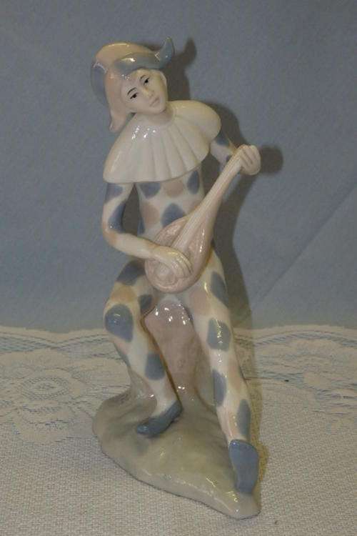 A GORGEOUS "TIVOLI" ORIGINAL PORCELAIN "LUTE" PLAYER JESTER WITH THE ORIGINAL LABEL ON THE BASE