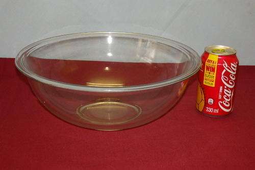 A FANTASTIC (LARGE) PYREX 4 LITER ROUND GLASS MIXING/ SALAD/ DESSERT BOWL IN GREAT CONDITION