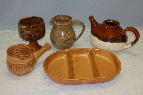 A FANTASTIC MIXED COLLECTION OF IRONSTONE AND STONEWARE PIECES INCLUDING A CUSTARD JUG AND MORE