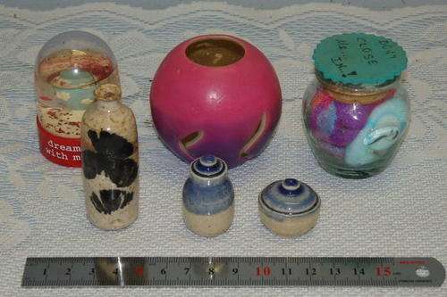 AN AWESOME COLLECTION OF SIX ASSORTED PRINTERS TRAY ORNAMENTS INCLUDING POTTERY VASES AND MORE