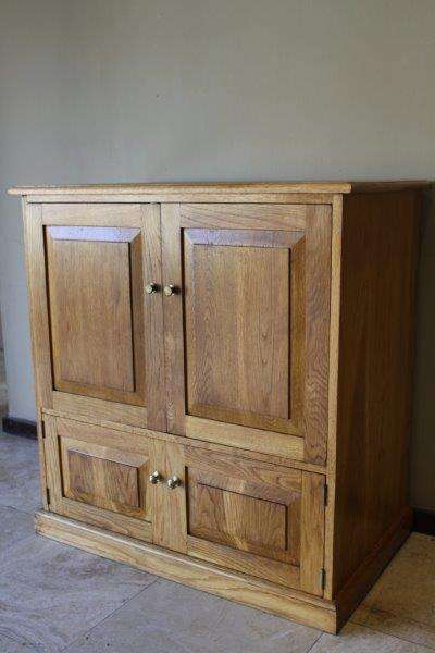 AN EXQUISITE SOLID OAK TV CABINET WITH AWESOME DETAIL AND PERFECT TO CONVERT TO A STORAGE CUPBOARD!!
