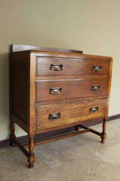 A SPECTACULAR "D. ISAACS OF CAPE TOWN" OAK CHEST OF DRAWERS WITH STUNNING DETAIL & AWESOME HANDLES!!
