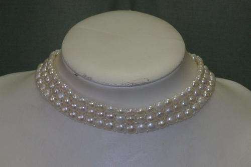 A VERY BEAUTIFUL OFF-WHITE SHELL PEARL LADIES (ELASTIC) CHOKER WITH A GORGEOUS DIAMANTE CLASP