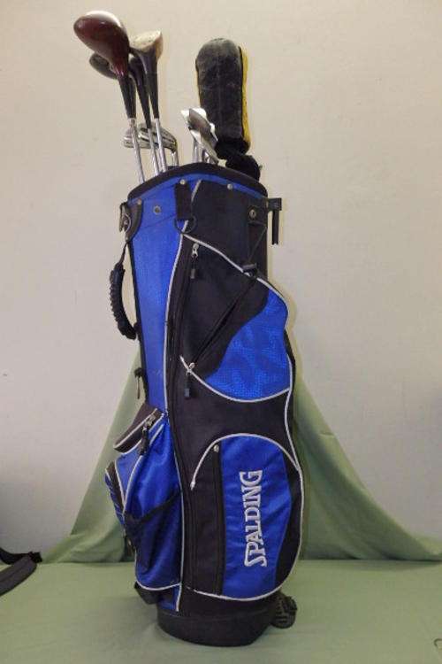 A FANTASTIC BLUE AND BLACK SPALDING GOLF BAG WITH WILSON IRON, A SAND WEDGE, PUTTER AND MORE