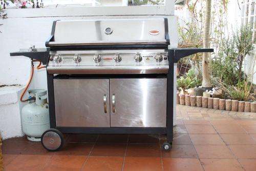 AN AWESOME JETMASTER 6-BURNER PROFESSIONAL 6 SERIES BRAAI IN GREAT CONDITION AND WORKING PERFECTLY!
