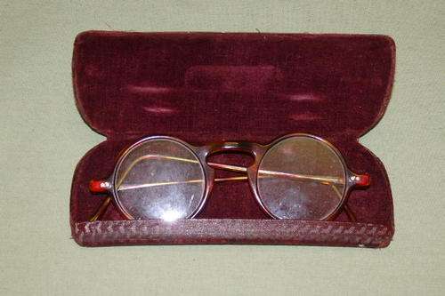 AN AWESOME PAIR OF ROUND FRAME "WOODY ALLEN" STYLE FAUX TORTOISE SHELL GLASSES IN A HARDCASE