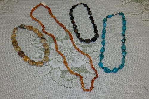A WONDERFUL COLLECTION OF 4x ASSORTED LADIES NECKLACES INCL TURQUOISE, CARNELIAN & MORE bid/necklace