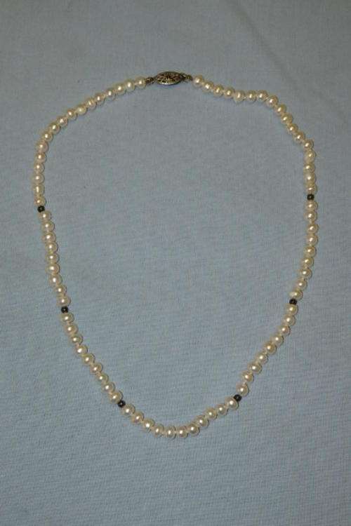 A BEAUTIFUL WHITE PEARL LADIES NECKLACE WITH A STERLING SILVER "VINTAGE" STYLE SAFETY CLASP