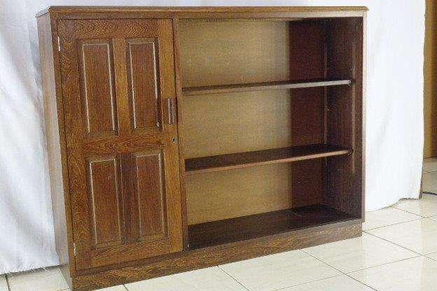 AN EXQUISITE SOLID PARTRIDGE WOOD EXECUTIVE BOOKCASE WITH A STORAGE CUPBOARD - STUNNING FURNITURE!!!
