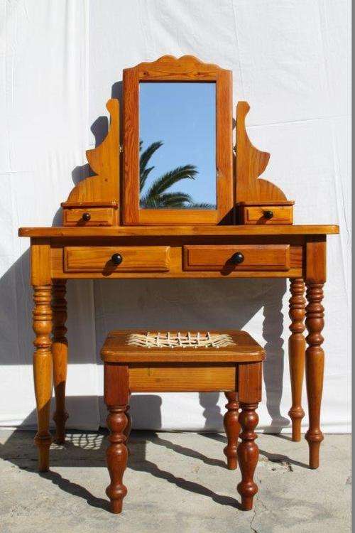 AN EXQUISITE VINTAGE OREGON PINE DRESSER WITH 4 DRAWS, THE ORIGINAL MIRROR AND THE RIEMPIE STOEL!!!