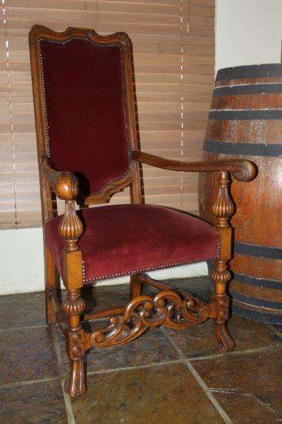 A MAGNIFICENT GORGEOUS VICTORIAN (c1880) SOLID WALNUT HIGHBACK THRONE CHAIR IN EXCELLENT CONDITION!