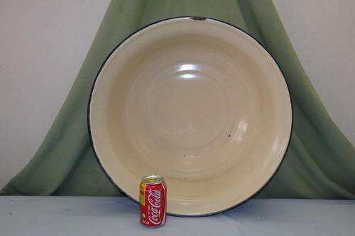AN AWESOME LARGE ROUND PALE YELLOW AND ROYAL BLUE ENAMELWARE BASIN WITH LOADS OF CHARACTER