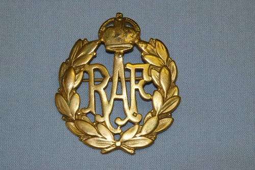 A FANTASTIC VINTAGE WWII RAF "KINGS CROWN" BRASS CAP BADGE IN AWESOME CONDITION