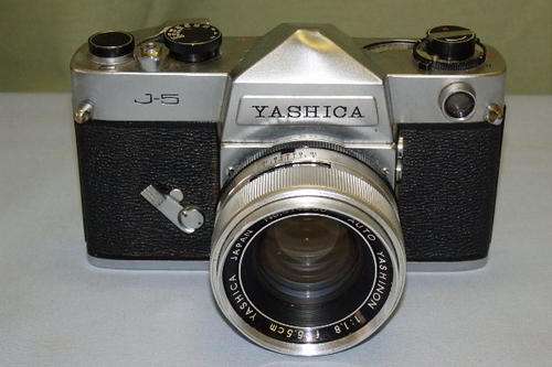 A FANTASTIC VINTAGE (c1965) JAPANESE MADE YASHICA J-5 35mm SLR CAMERA IN GREAT CONDITION
