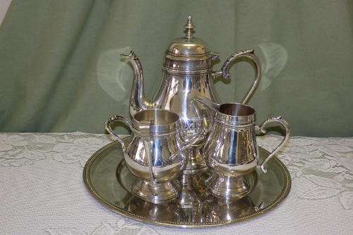 AN INCREDIBLE VINTAGE SILVER PLATED "STEMMED" TEA SET ON A ROUND TRAY IN STUNNING CONDITION