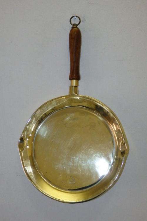 A FANTASTIC VINTAGE SOLID BRASS (HEAVY) FRYING PAN/ SKILLET WITH DOUBLE POURERS AND A WOODEN HANDLE