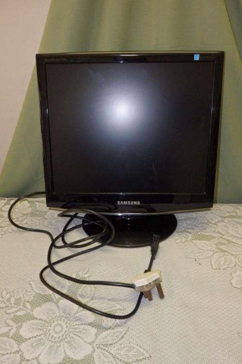 AN AWESOME SAMSUNG SYNCMASTER 733N 17" BLACK COMPUTER MONITOR IN WORKING ORDER