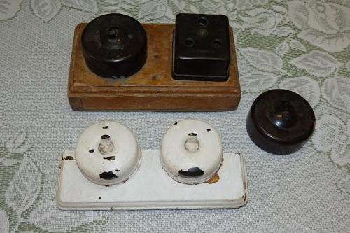 AN AWESOME COLLECTION OF ASSORTED VINTAGE/ ANTIQUE? BAKELITE LIGHT AND PLUG SWITCHES