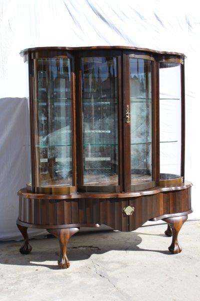 A MAGNIFICENT ANTIQUE DETAILED CURVED GLASS BALL & CLAW SHOWCASE IN EXCELLENT CONDITION!!! WOW!!!