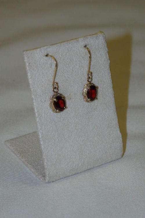 A BEAUTIFUL 9ct GOLD AND OVAL GARNET STONE LADIES EARRING SET WITH A STUNNING DETAILED CLASP SETTING
