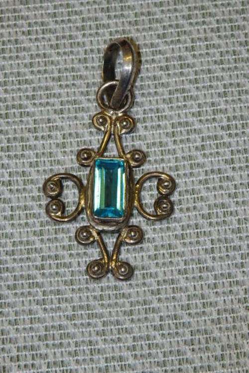 A MAGNIFICENT STERLING SILVER (STAMPED 925) LADIES PENDANT WITH A STUNNING LARGE BLUE TOPAZ STONE