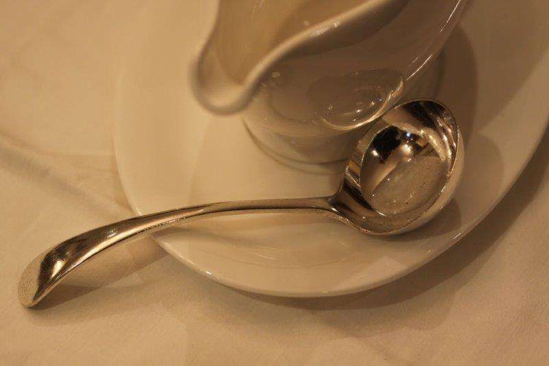 AN ELEGANT WALKER & HALL SILVER PLATED GRAVY LADLE IN EXCELLENT CONDITION!