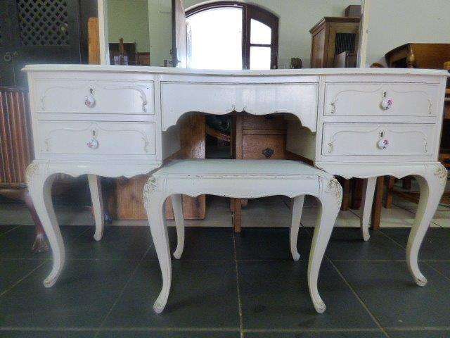 AN EXQUISITE VINTAGE CURVED DRESSER WITH BEAUTIFUL CURVED MIRROR & STOOL! AWESOME FURNITURE!!!