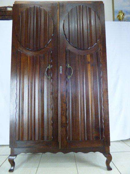 AN EXQUISITELY ELEGANT EMBUIA VINTAGE QUEEN ANNE WARDROBE c/w DRAWS IN FANTASTIC CONDITION! AWESOME!