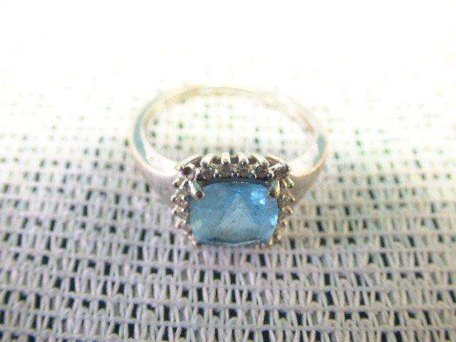 AN EXQUISITE *BROWNS* AQUA MARINE LADIES CLUSTER RING SET IN 9ct WHITE GOLD. ABSOLUTELY STUNNING!!
