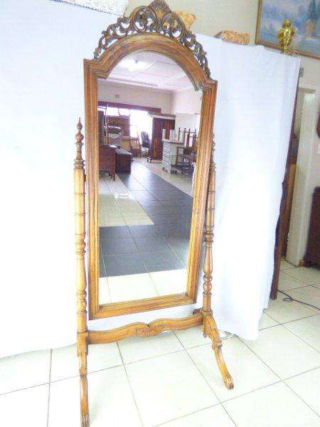 AN ABSOLUTELY FABULOUS SOLID MAHOGANY GENUINE VICTORIAN CHEVAL DRESSING MIRROR. EXQUISITE ELEGANCE!