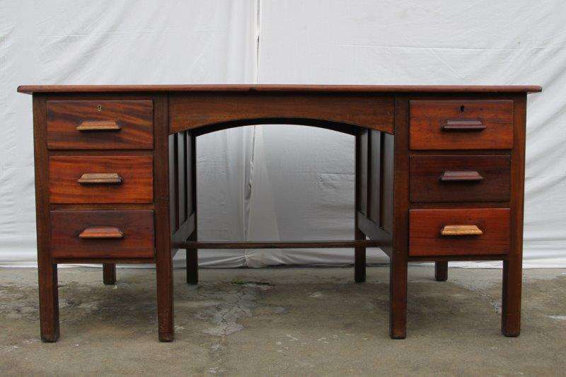 AN EXQUISITE VINTAGE EXECUTIVE OFFICE DESK WITH SIX DRAWS, IN FANTASTIC CONDITION!