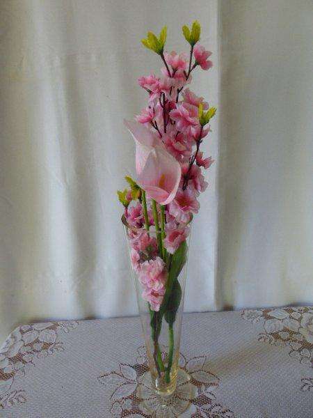 A GORGEOUS, VERY DAINTY TALL GLASS VASE. ABSOLUTELY STUNNING!