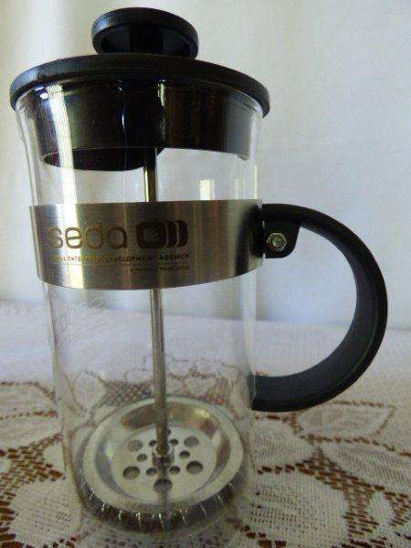A VERY HANDY LITTLE SEDA COFFEE PLUNGER IN THE ORIGINAL BOX, 350MLS. NO FUSS PERCOLATED COFFEE!