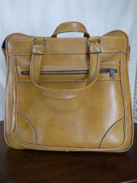 A STUNNING LARGE VINTAGE FAUX LEATHER CARRY ON BAG IN FAIR CONDITION. EXCELLENT VINTAGE PROP!!!