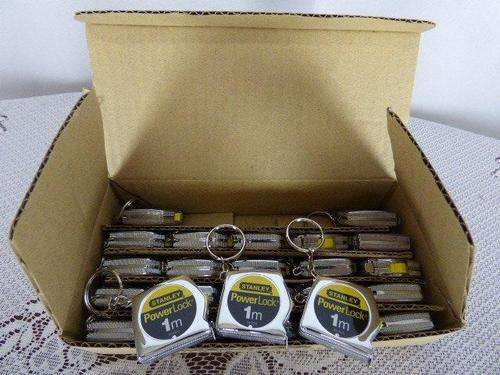 A BOX OF 25 STANLEY POWER LOCK 1m TAPE MEASURE KEY RINGS. GREAT GIFT FOR YOUR SPECIAL CLIENTS!