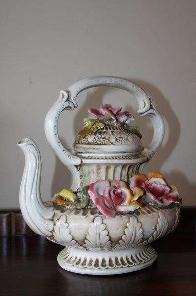AN EXCEPTIONAL HAND PAINTED ITALIAN MADE CAPODIMONTE LARGE TEAPOT IN EXCELLENT CONDITION!