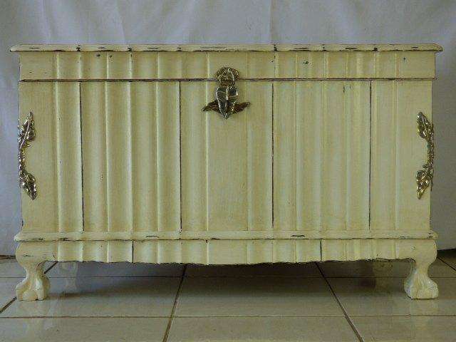 AN ABSOLUTELY STUNNING, BEAUTIFUL VINTAGE BALL & CLAW SHABBY CHIC KIST,LOADS OF STORAGE. GORGEOUS!