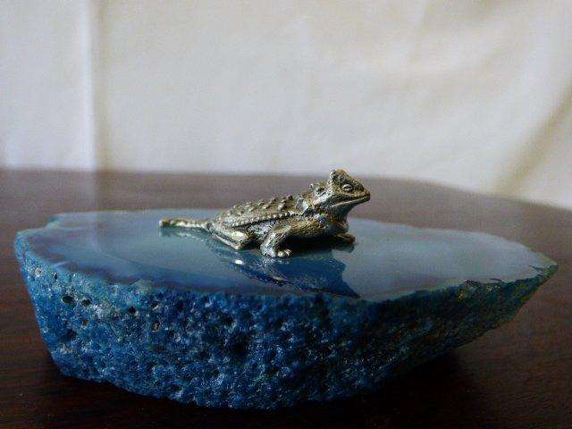 A STUNNING BEARDED DRAGON ON A BLUE AGATE STONE PAPERWEIGHT. PERFECT GIFT FOR A SPECIAL FRIEND!!