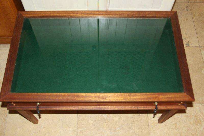 A BEAUTIFUL SOLID TEAK BIJOUTERIE DISPLAY TABLE WITH KEYS IN FANTASTIC CONDITION!
