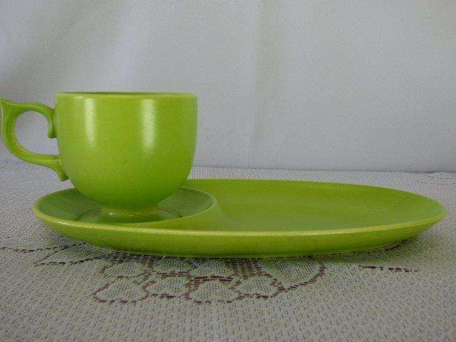 A LOVELY CLASSIC CARLTON WARE (ENGLAND) GREEN TENNIS SET/CUP & SNACK PLATE STAMPED 2962. STUNNING!!