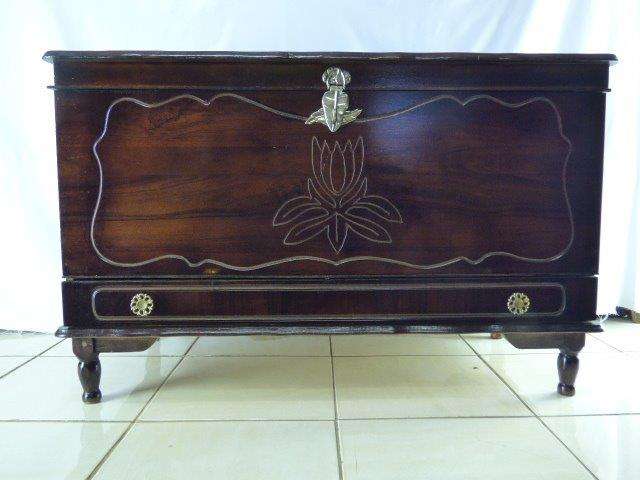 AN ABSOLUTELY STUNNING, BEAUTIFUL VINTAGE MAHOGANY KIST WITH STORAGE DRAW. GORGEOUS!